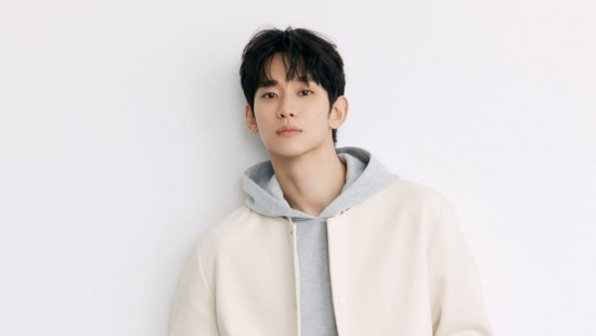 Kim Soo Hyun chia sẻ thông điệp trở lại đầy xúc động sau 16 tháng vắng bóng