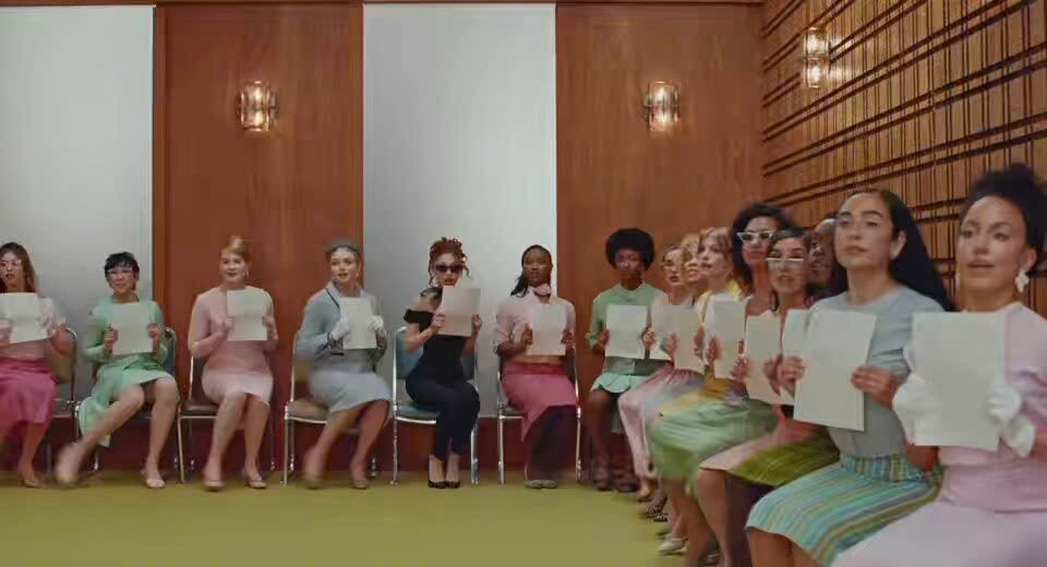 Ariana Grande 'nổi loạn' phản kháng ngành công nghiệp giải trí và công chúng trong MV 'Petal'
