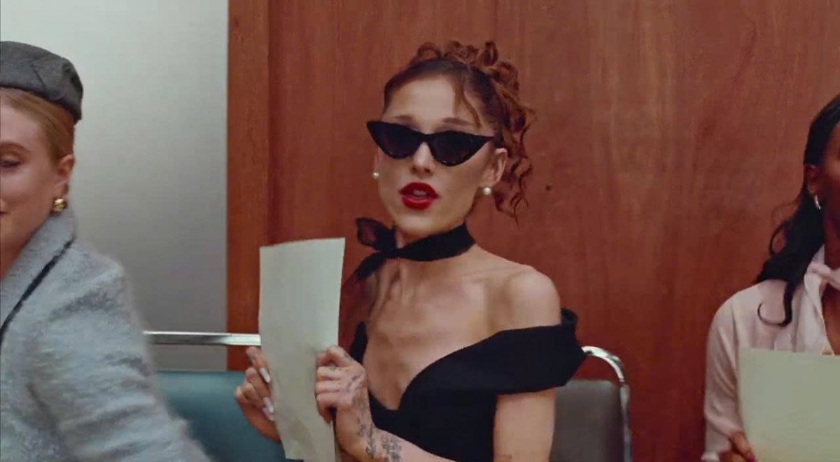 Ariana Grande 'nổi loạn' phản kháng ngành công nghiệp giải trí và công chúng trong MV 'Petal'