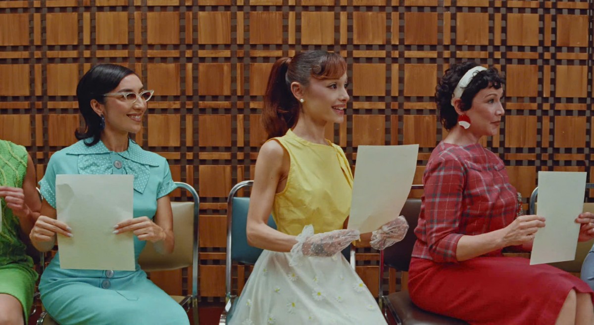 Ariana Grande 'nổi loạn' phản kháng ngành công nghiệp giải trí và công chúng trong MV 'Petal'