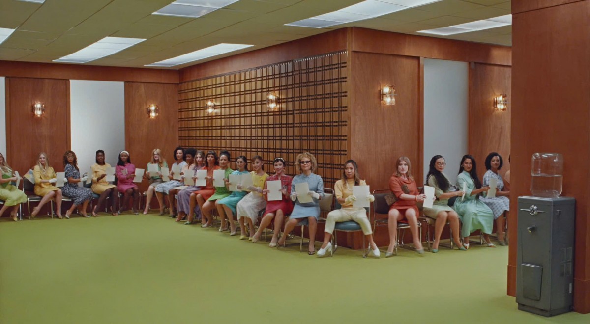 Ariana Grande 'nổi loạn' phản kháng ngành công nghiệp giải trí và công chúng trong MV 'Petal'