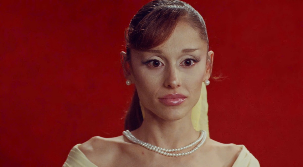 Ariana Grande 'nổi loạn' phản kháng ngành công nghiệp giải trí và công chúng trong MV 'Petal'