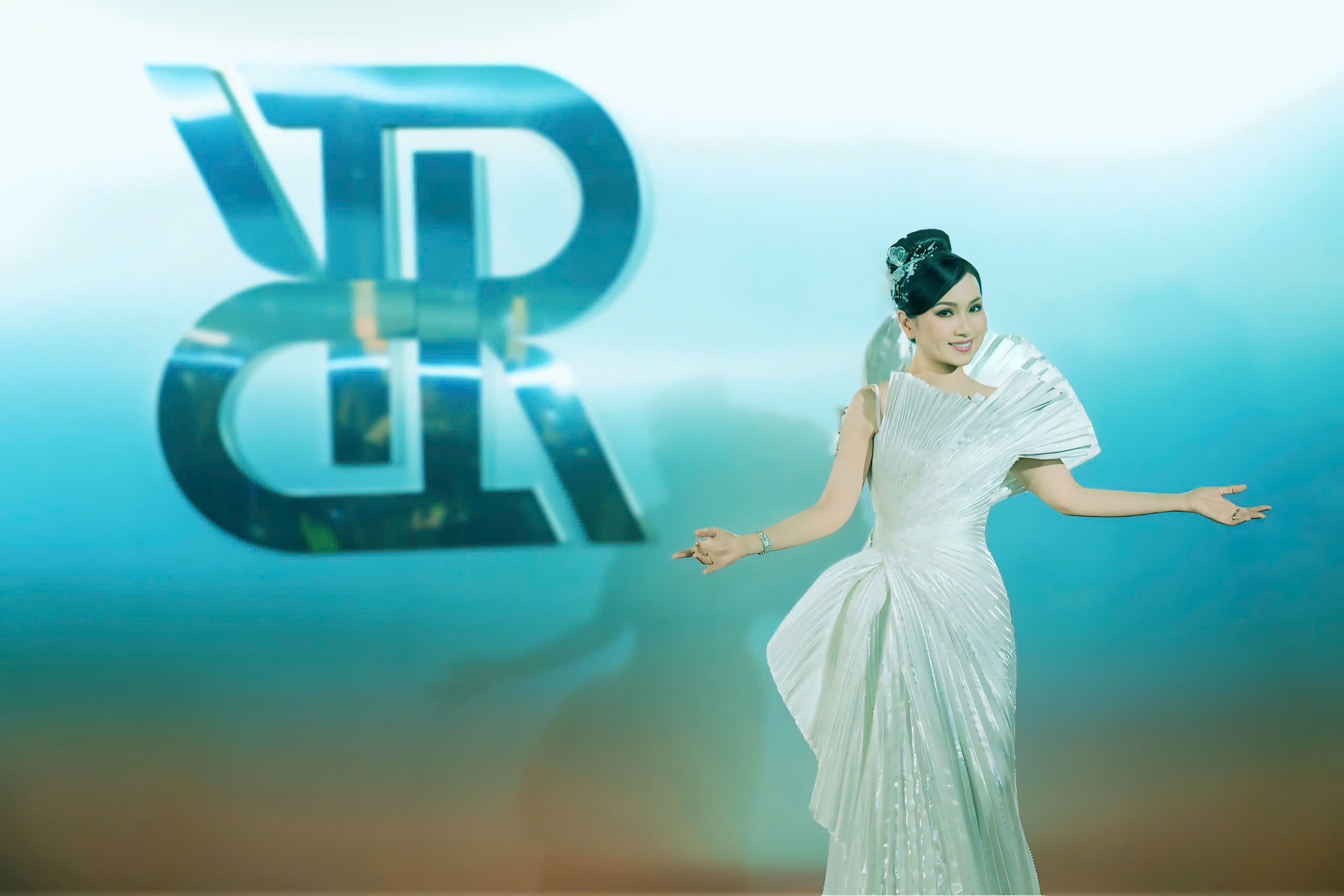 Ca sĩ Hà Phương gây chú ý với tạo hình 'nàng bướm', hé lộ kế hoạch đặc biệt sau show diễn
