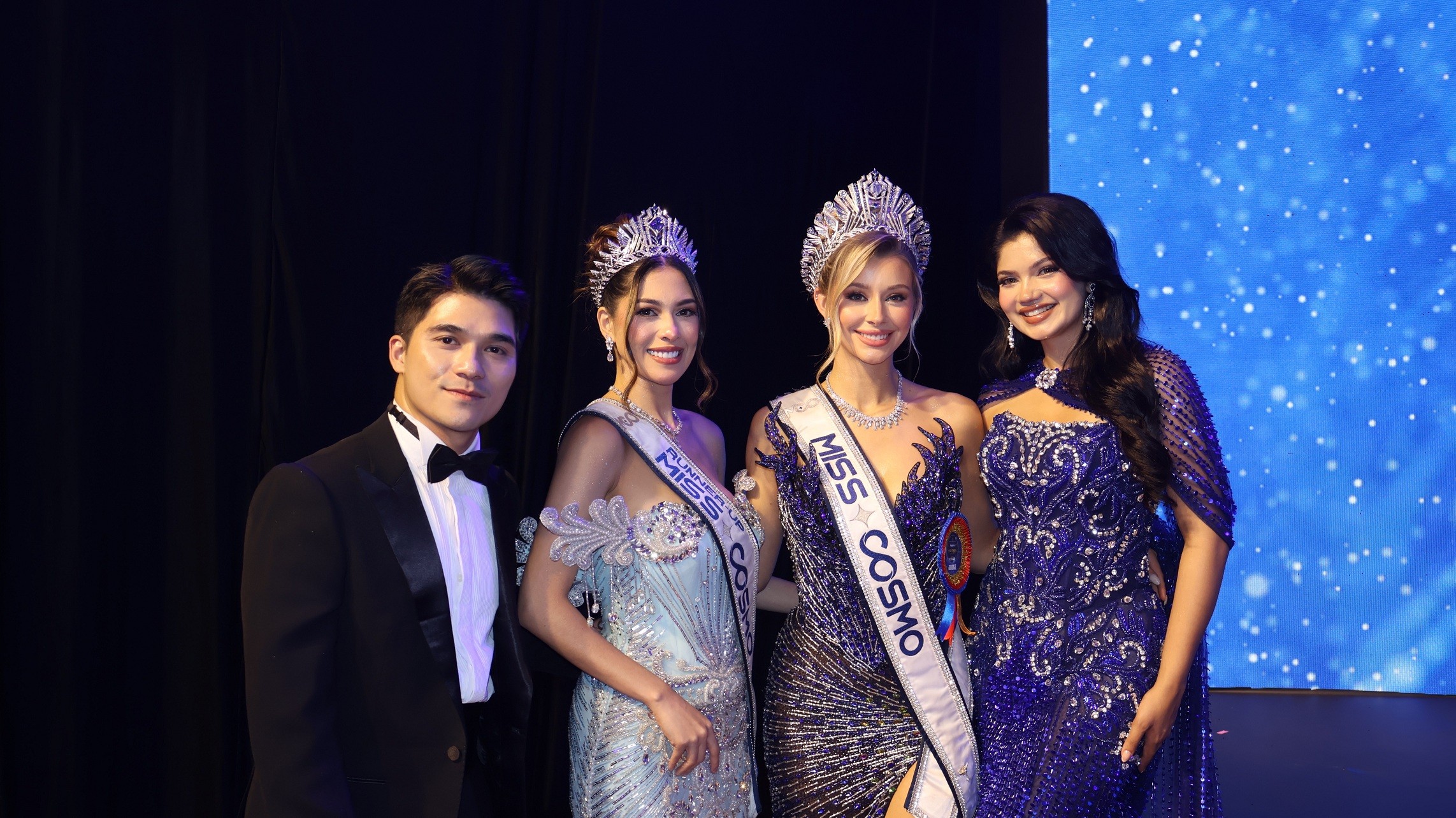 Bộ ba Miss Cosmo 2025 cùng CEO Trần Việt Bảo Hoàng trong đêm Chung kết Miss Nepal 2026