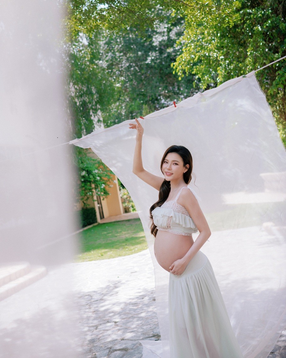 Mẹ bầu Thúy Diễm tung bộ ảnh bầu tháng thứ 7: Tối giản, thanh lịch nhưng đầy cảm xúc