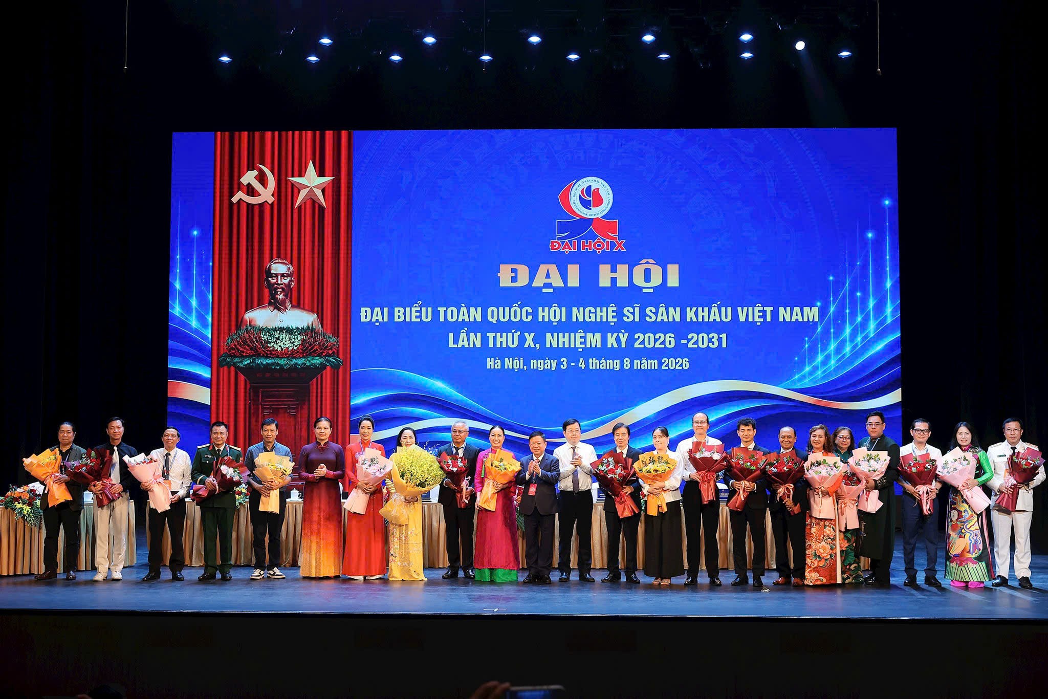 NSND Trịnh Kim Chi chụp hình cùng các nghệ sĩ, đồng nghiệp tại buổi lễ nhậm chức