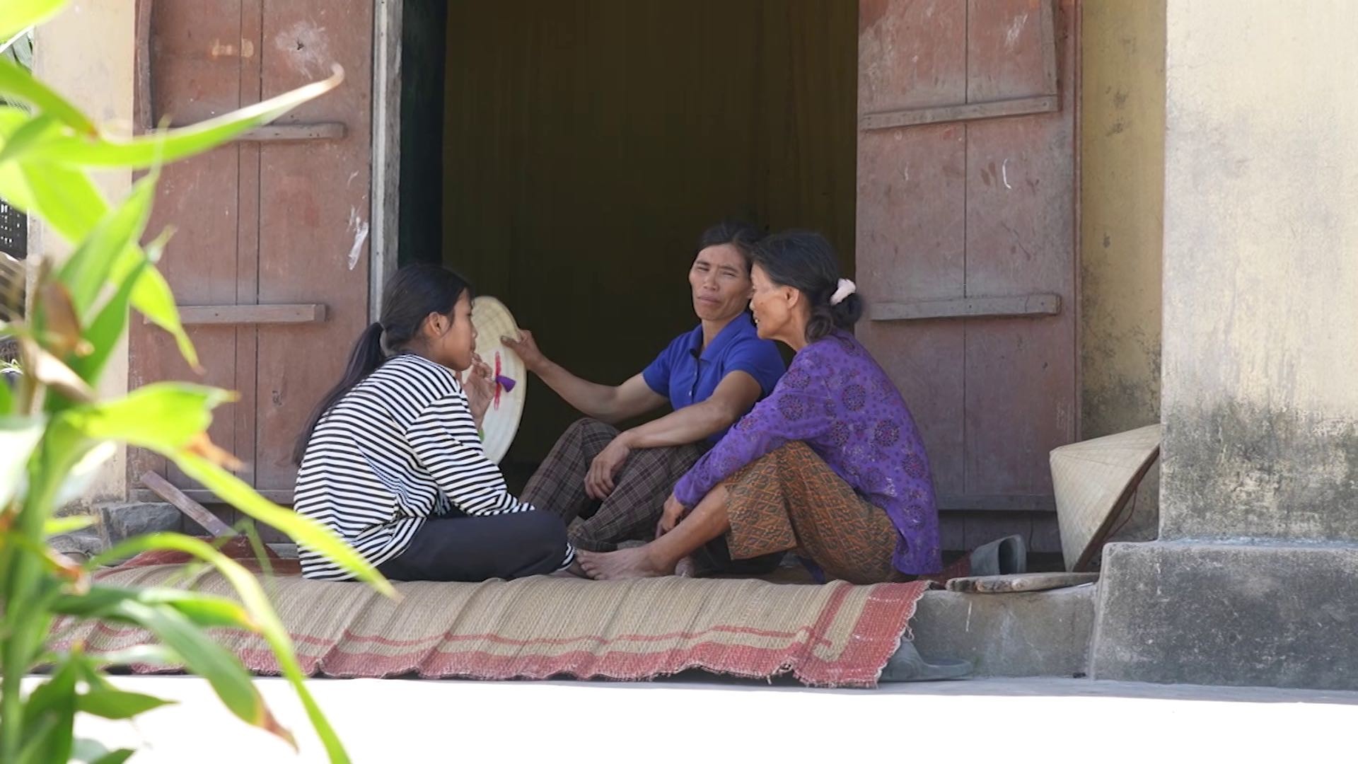 'Mái ấm gia đình Việt': Cha mất thị lực, mẹ bị K máu, cô bé vẫn nỗ lực học tập khiến Ốc Thanh Vân, Hương Tràm cảm phục