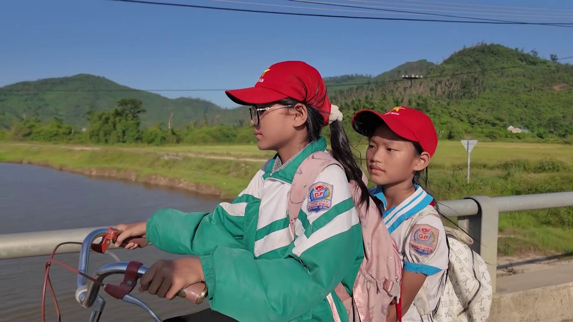 'Mái ấm gia đình Việt': Cha mất thị lực, mẹ bị K máu, cô bé vẫn nỗ lực học tập khiến Ốc Thanh Vân, Hương Tràm cảm phục