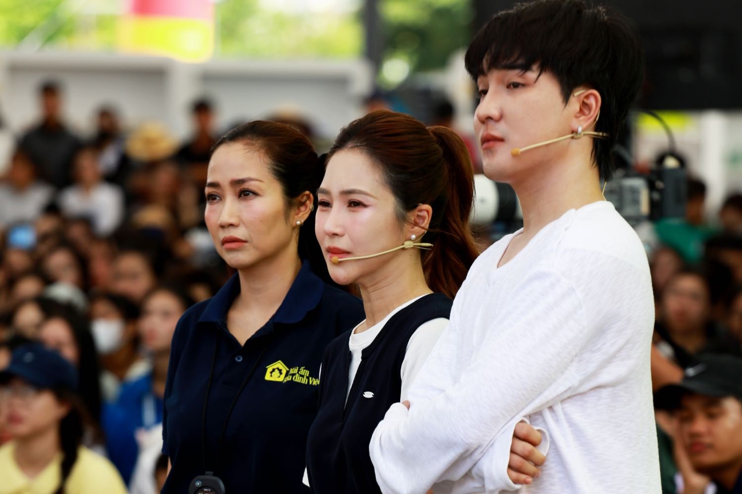 'Mái ấm gia đình Việt': Cha mất thị lực, mẹ bị K máu, cô bé vẫn nỗ lực học tập khiến Ốc Thanh Vân, Hương Tràm cảm phục