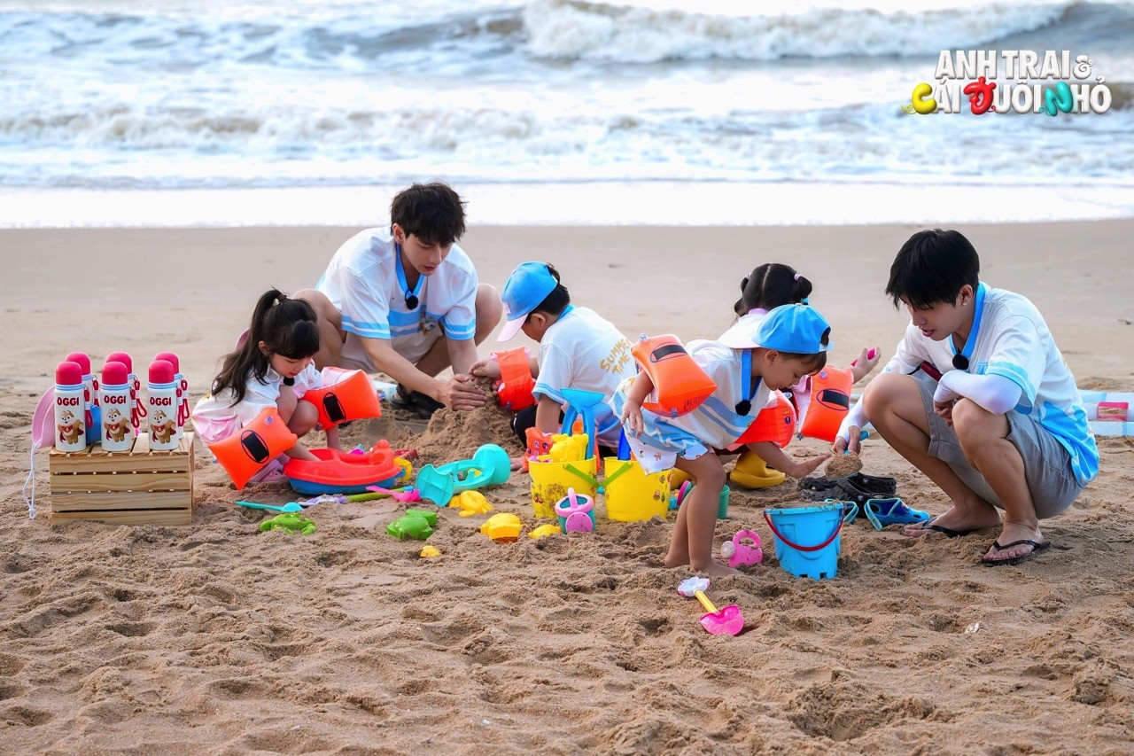 'Anh trai và cái đuôi nhỏ' hội ngộ, chuẩn bị cho lễ tốt nghiệp