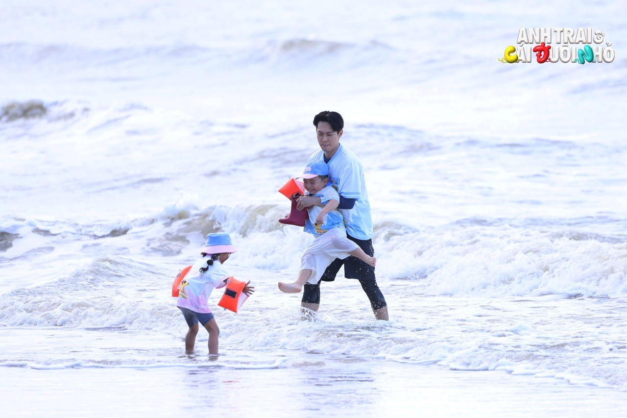'Anh trai và cái đuôi nhỏ' hội ngộ, chuẩn bị cho lễ tốt nghiệp