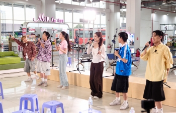 Hai nàng hậu Sen Vàng cùng nhóm nhạc Duniverse xuất hiện huyên náo cả bến xe