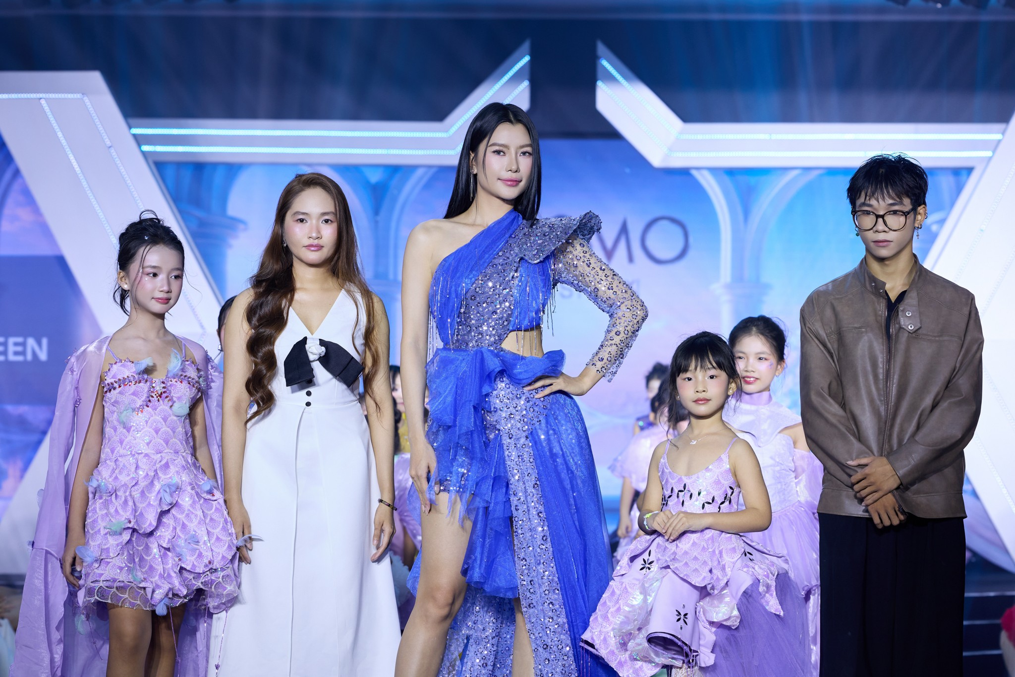 Ngọc Châu, Bùi Xuân Hạnh, Hoàng Nhung đồ bộ sàn diễn 'Twinkle Garden': Màn kết hợp bùng nổ cùng dàn mẫu nhí tại 'Cosmo The Show 2026'