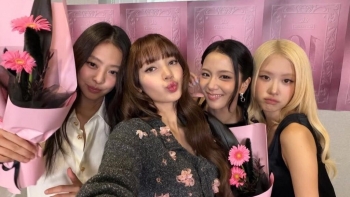 Jisoo (BlackPink) giải thích lý do khóc trong sự kiện kỷ niệm 10 năm ra mắt