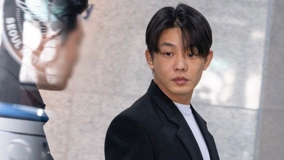 Yoo Ah In làm dấy lên tin đồn hẹn hò đồng giới
