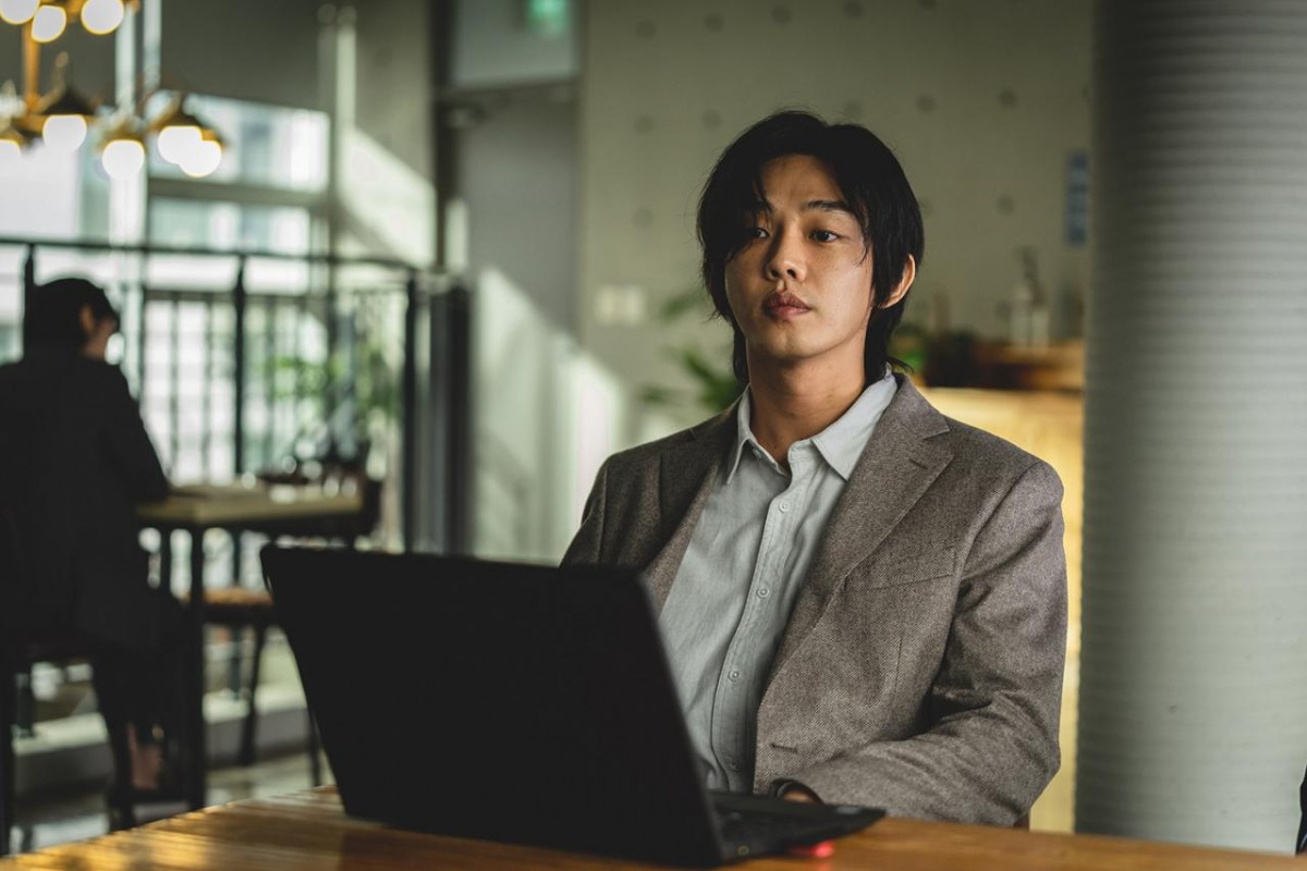 Yoo Ah In làm dấy lên tin đồn hẹn hò đồng giới