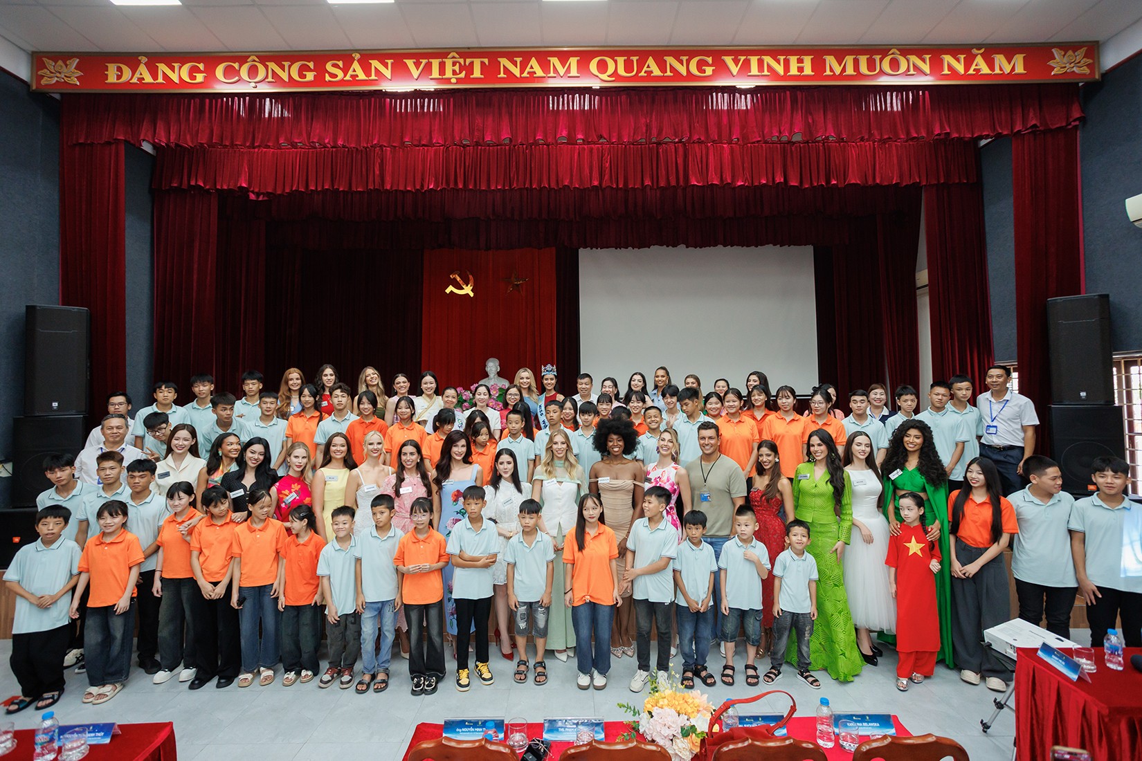 'Hoa hậu thế giới' Opal Suchata và thí sinh 'Miss World 2026' trao quà tại Quảng Ninh