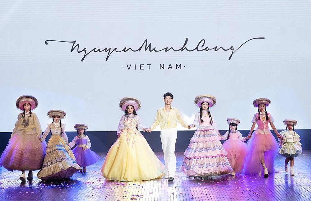 Nhà thiết kế Nguyễn Minh Công 'mang cả Tây Bắc' vào thời trang trẻ em trên sàn diễn nhí
