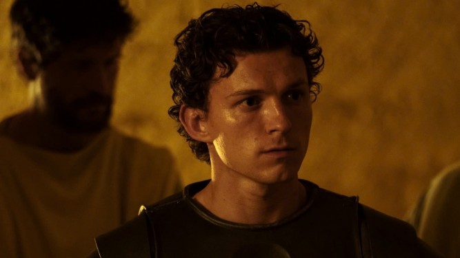 Tom Holland lập kỳ tích phòng vé với hai bom tấn tỷ USD