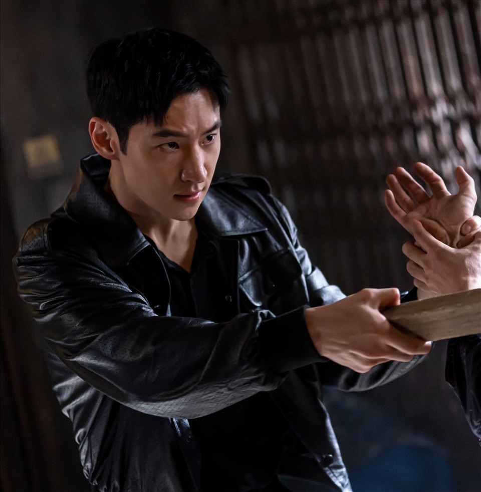 Vận xui của Lee Je Hoon: Bạn diễn trong ba phim cùng vướng scandal