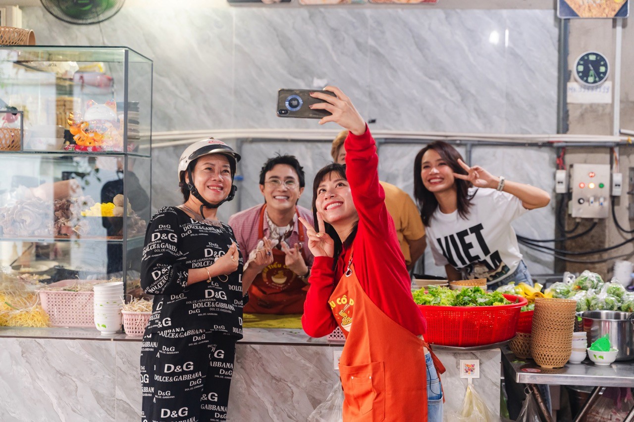 Ái Phương dẫn dàn sao 'quậy tưng bừng' ngoại ô: Bán hủ tiếu, tát mương bắt cá và nhập vai điệp viên tại 'Wow Ho Chi Minh City'