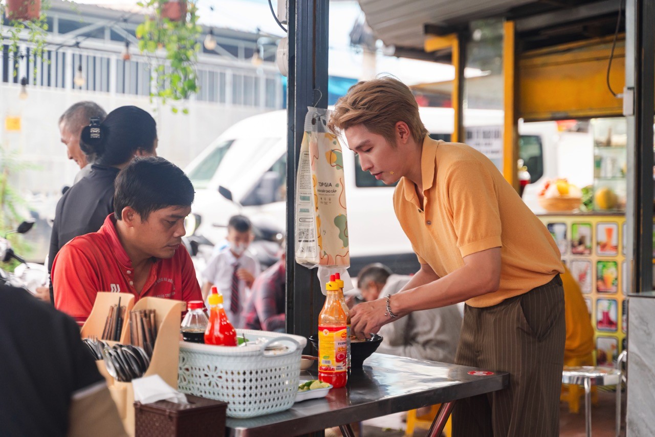Ái Phương dẫn dàn sao 'quậy tưng bừng' ngoại ô: Bán hủ tiếu, tát mương bắt cá và nhập vai điệp viên tại 'Wow Ho Chi Minh City'