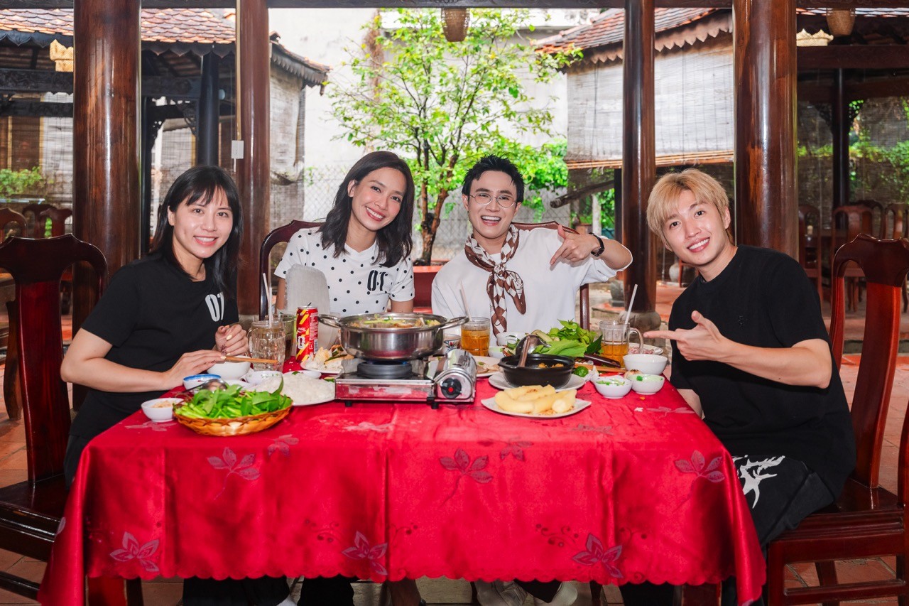 Ái Phương dẫn dàn sao 'quậy tưng bừng' ngoại ô: Bán hủ tiếu, tát mương bắt cá và nhập vai điệp viên tại 'Wow Ho Chi Minh City'