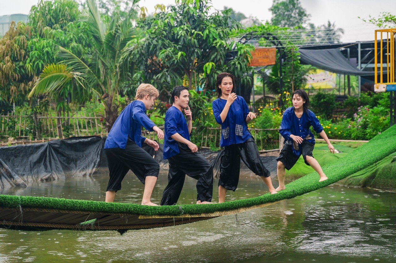 Ái Phương dẫn dàn sao 'quậy tưng bừng' ngoại ô: Bán hủ tiếu, tát mương bắt cá và nhập vai điệp viên tại 'Wow Ho Chi Minh City'