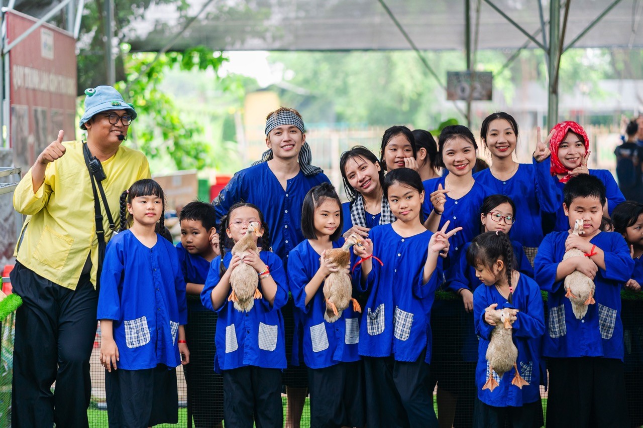 Ái Phương dẫn dàn sao 'quậy tưng bừng' ngoại ô: Bán hủ tiếu, tát mương bắt cá và nhập vai điệp viên tại 'Wow Ho Chi Minh City'