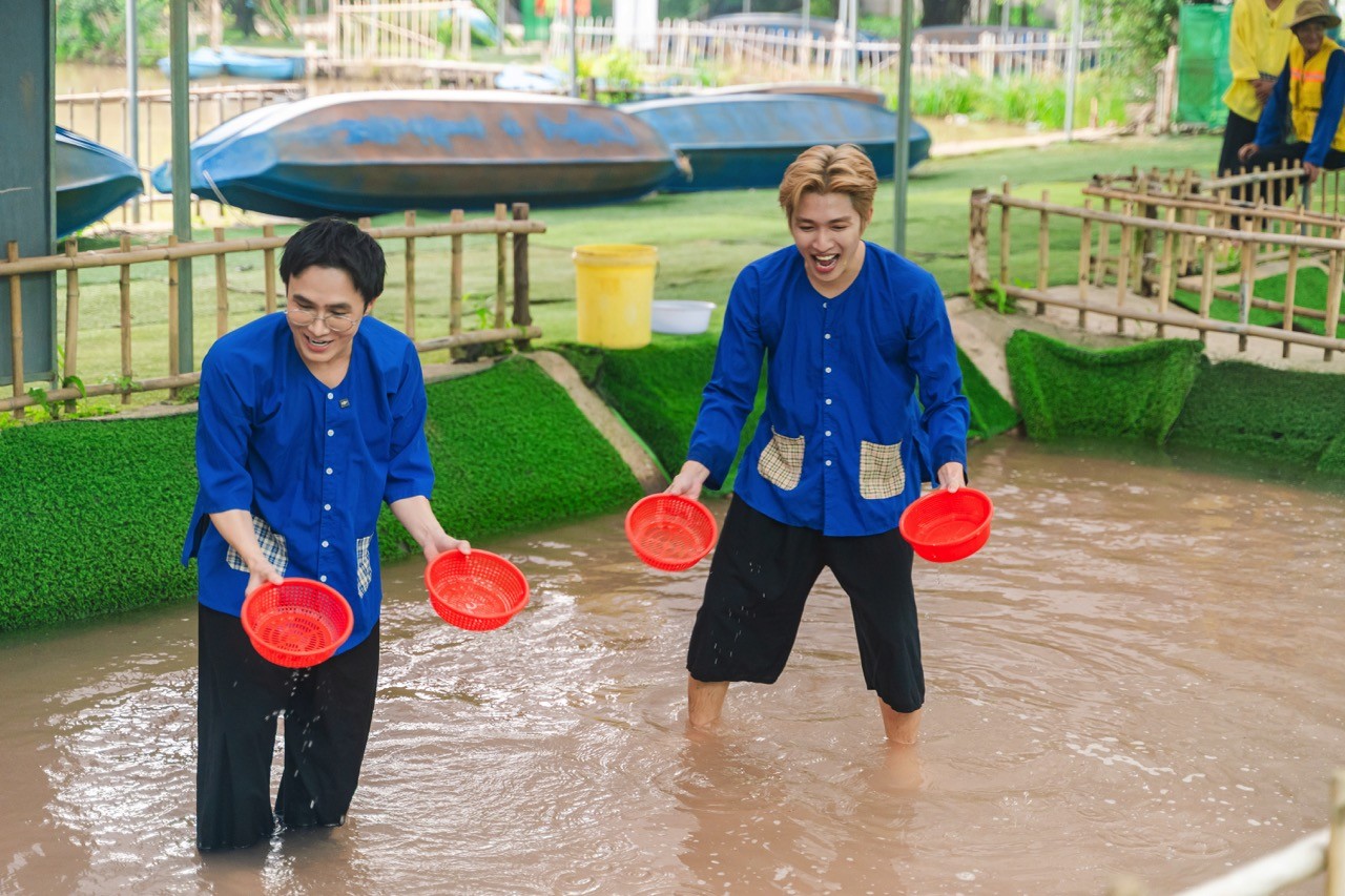 Ái Phương dẫn dàn sao 'quậy tưng bừng' ngoại ô: Bán hủ tiếu, tát mương bắt cá và nhập vai điệp viên tại 'Wow Ho Chi Minh City'