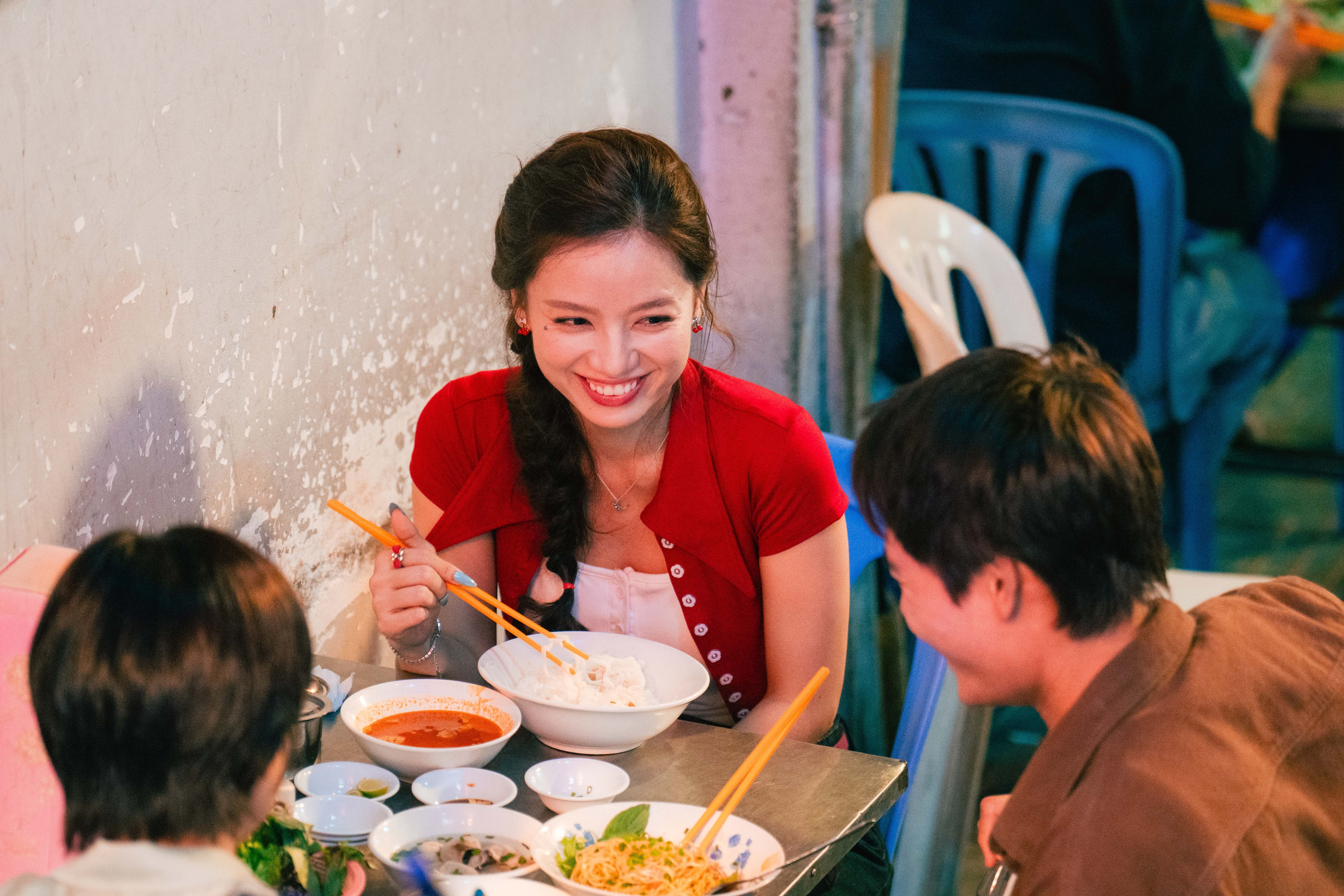 'Lên hương' hé lộ trailer và câu hỏi nhức nhối: Đổi đời hay đánh đổi cả gia đình?