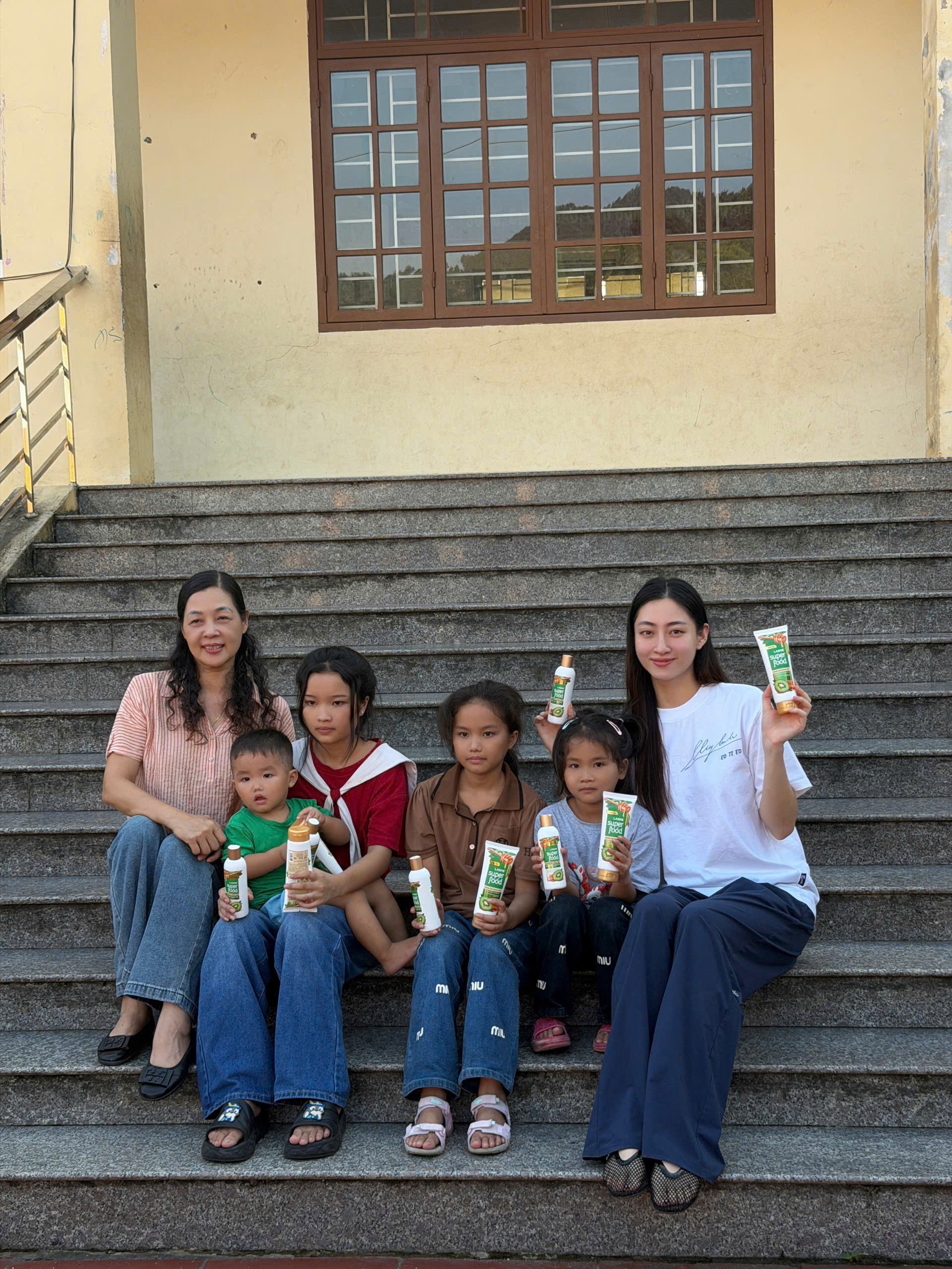 Hoa hậu Lương Thùy Linh làm điều đặc biệt cùng mẹ trong ngày sinh nhật tuổi 26
