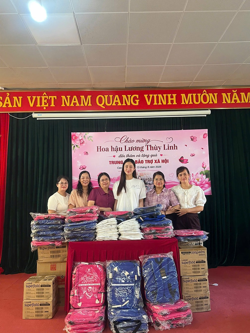 Hoa hậu Lương Thùy Linh làm điều đặc biệt cùng mẹ trong ngày sinh nhật tuổi 26