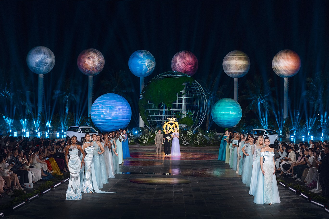 111 thí sinh 'Miss World' kể câu chuyện văn hóa việt qua thời trang