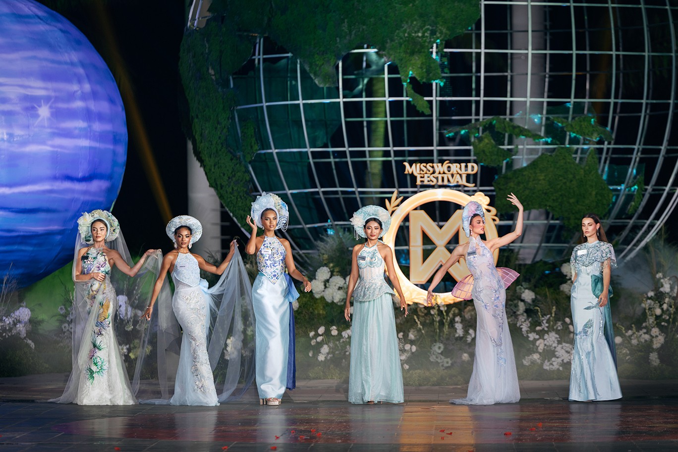 111 thí sinh 'Miss World' kể câu chuyện văn hóa việt qua thời trang