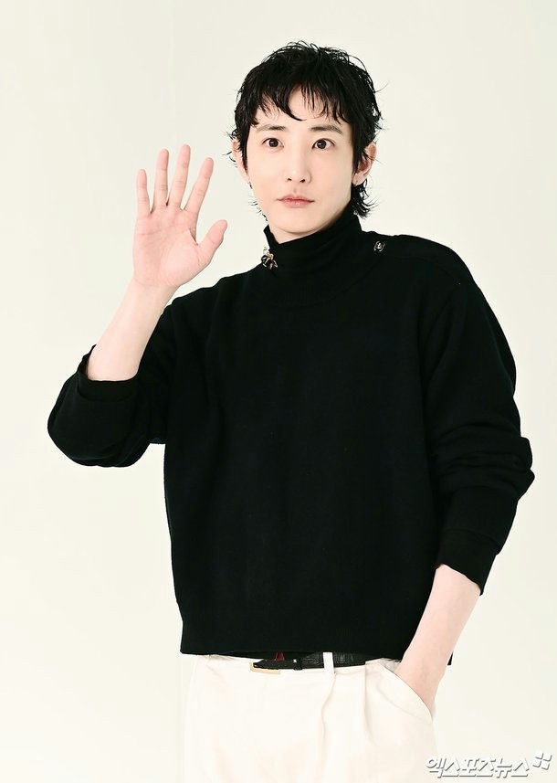 Lee Soo Hyuk bất ngờ rút khỏi bom tấn Netflix