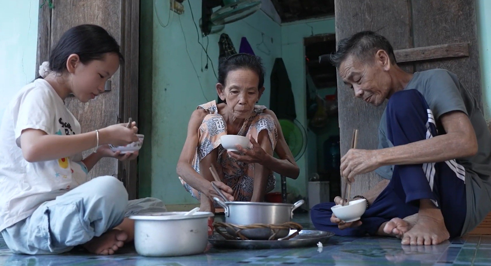 'Mái ấm gia đình Việt': Huỳnh Lập, Cara, Vĩnh Phú bán vé số giúp gia đình khó khăn, thu về hơn 45 triệu đồng