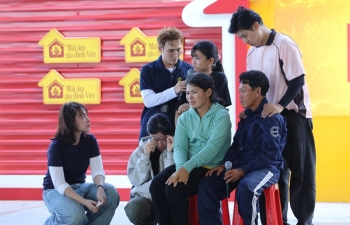 'Mái ấm gia đình Việt': Huỳnh Lập, Cara, Vĩnh Phú bán vé số giúp gia đình khó khăn, thu về hơn 45 triệu đồng