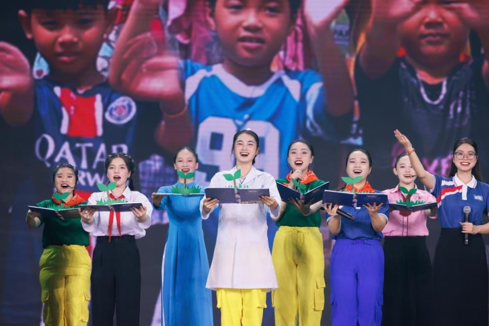 Dược sĩ Tiến và Siêu mẫu Thanh Hằng trao sash danh giá cho 28 thí sinh của 'Hoa khôi sinh viên Việt Nam 2026'