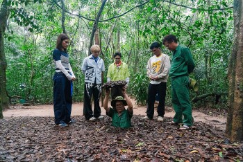 'Wow Ho Chi Minh City' tập 12: Dàn nghệ sĩ hồi hộp chui hầm Địa đạo Củ Chi, đốt lửa trại nối liền ba thế hệ giữa lòng chiến khu