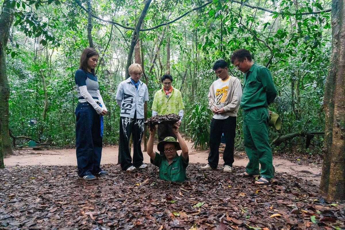 'Wow Ho Chi Minh City' tập 12: Dàn nghệ sĩ hồi hộp chui hầm Địa đạo Củ Chi, đốt lửa trại nối liền ba thế hệ giữa lòng chiến khu