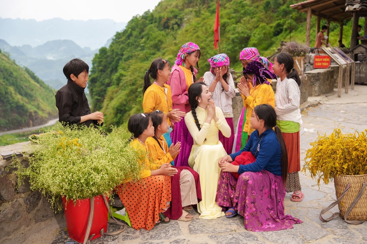 Duyên Quỳnh trình làng 'Việt Nam gấm vóc rạng ngời', góp thêm ca khúc ý nghĩa dịp 2/9
