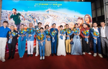 Đạo diễn Nguyễn Quang Dũng chia sẻ về áp lực làm phim 'remake', Thu Trang - Tiến Luật bồi hồi khi vào vai vợ chồng 'giả nghèo' ở 'Quý tử vượt giàu'