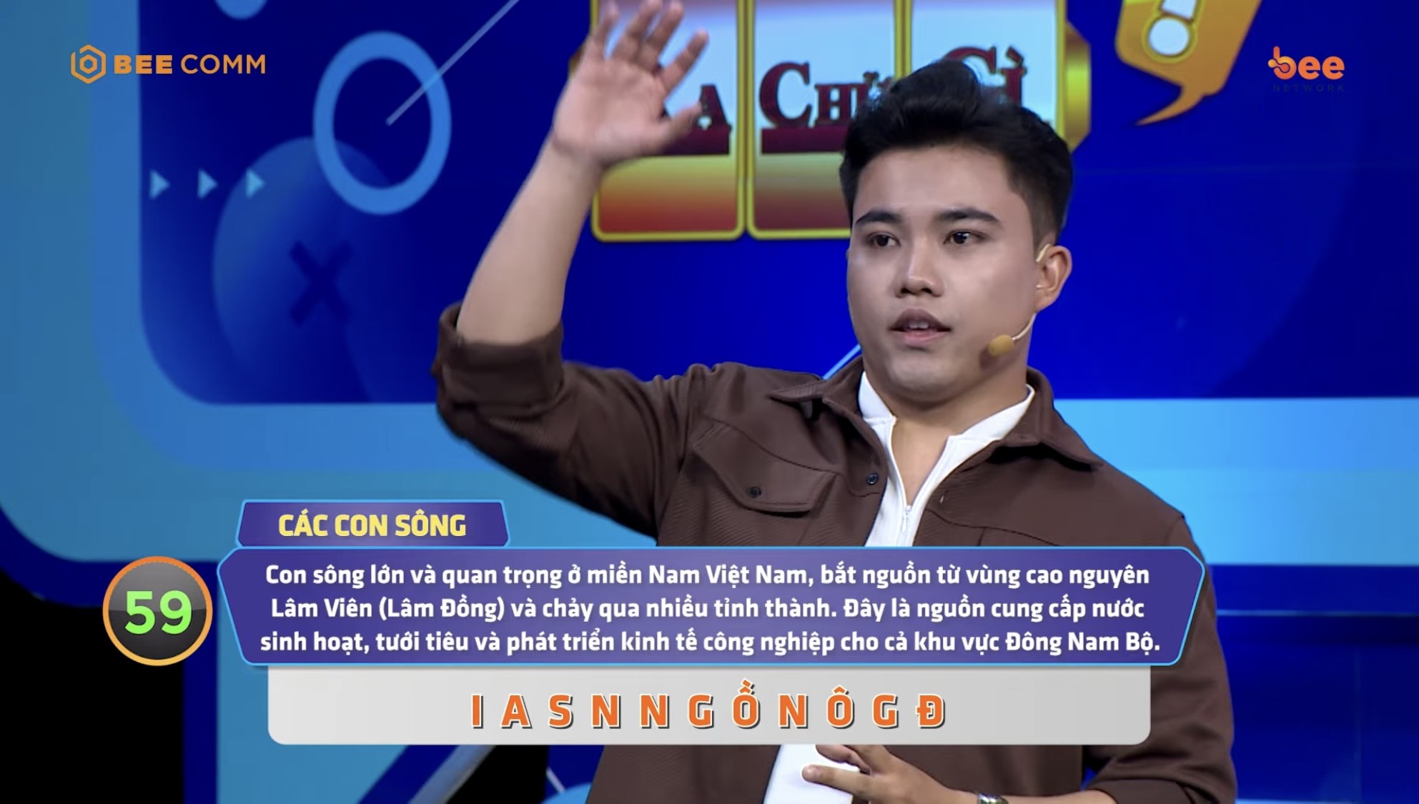 Diễn viên 'Nghỉ hè sợ nghỉ hưu' gặp khó ở 'Úm ba la ra chữ gì?', 50 triệu đồng thuộc về đội đối thủ