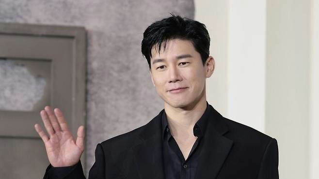 Kim Moo Yul trở lại với phim hành động Netflix