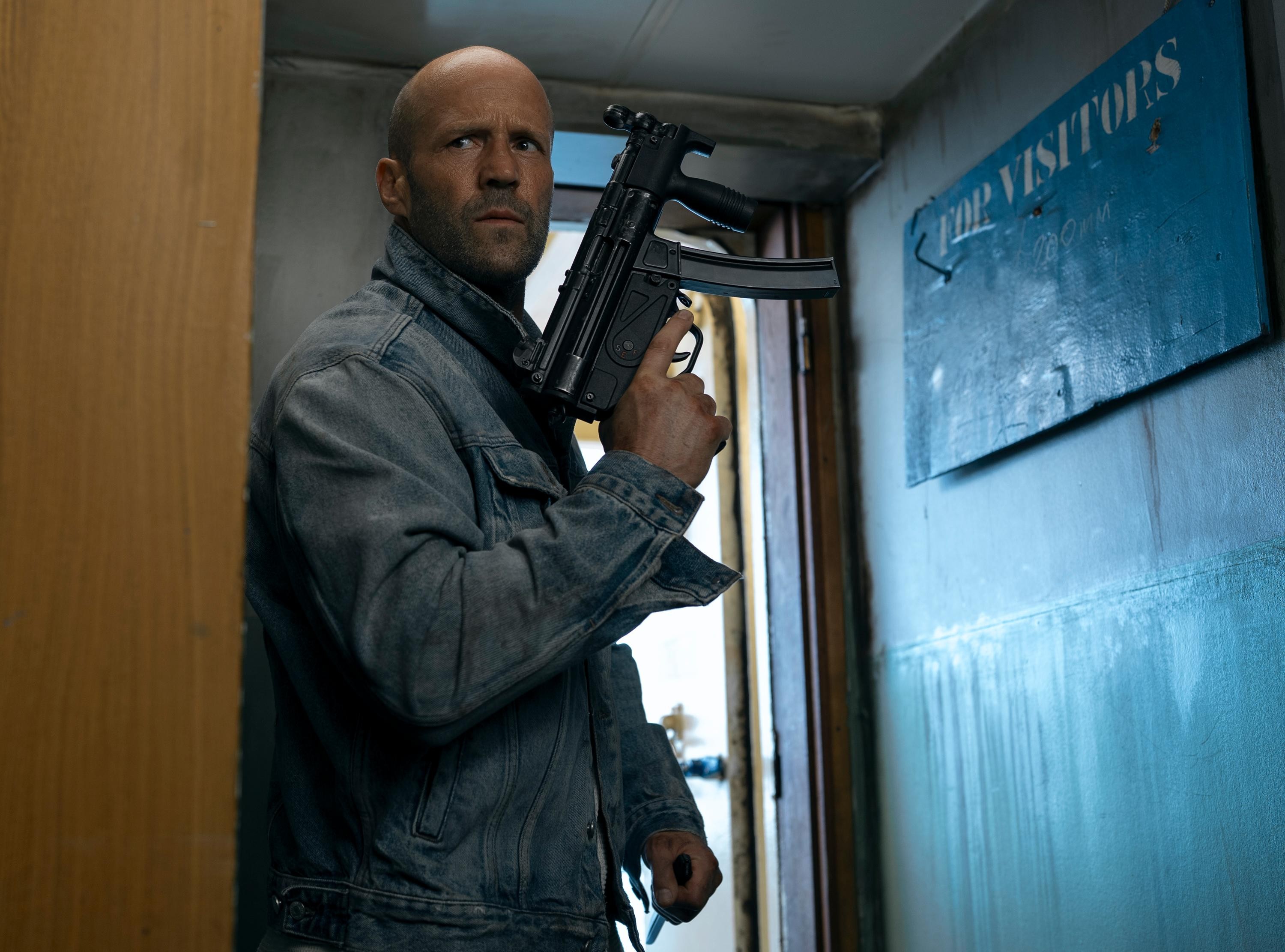 Jason Statham là 'Ferrari cũ nhưng vẫn là Ferrari' trong bom tấn 'Tàu buôn người'