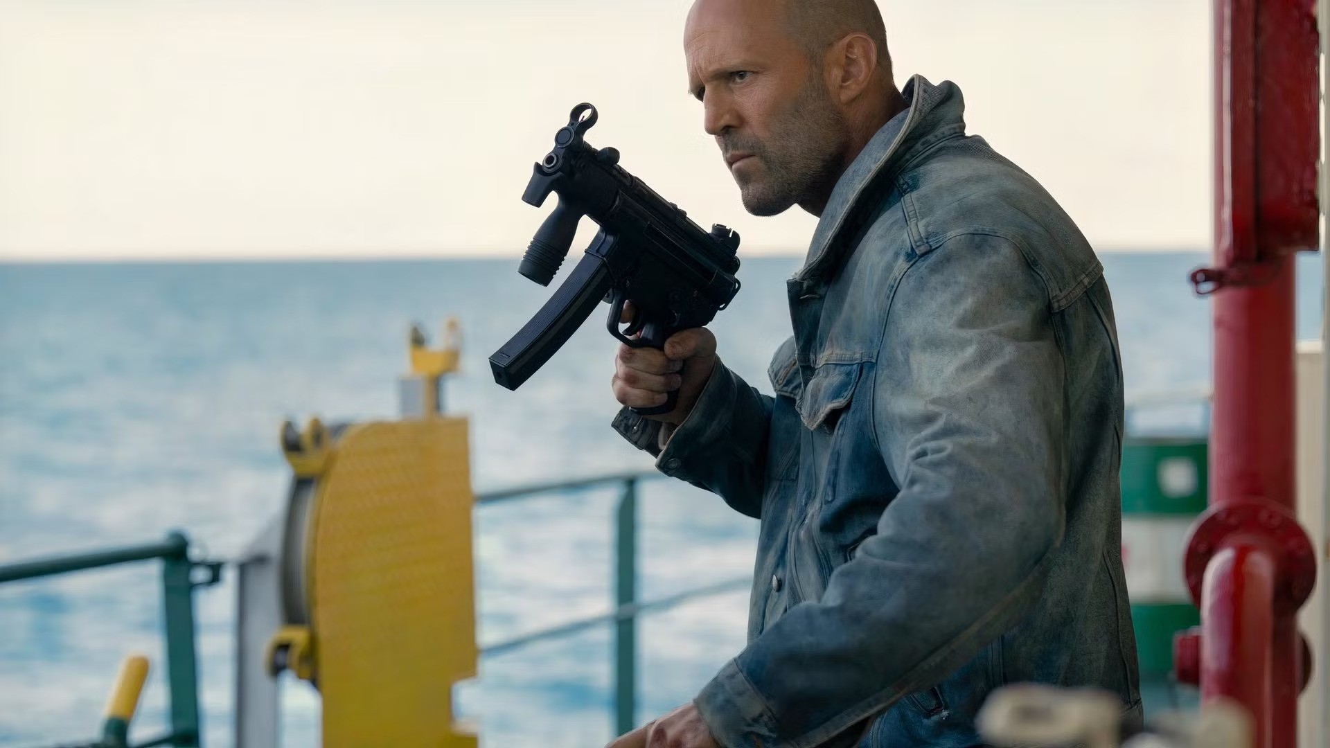 Jason Statham là 'Ferrari cũ nhưng vẫn là Ferrari' trong bom tấn 'Tàu buôn người'