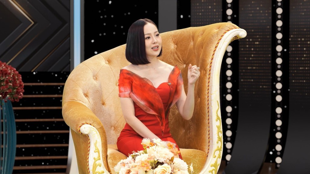 Ca sĩ Lê Vũ Phương và chiếc áo dài màu 'xi măng' ân tình của cố NTK Nhật Dũng