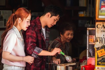 'Wow Ho Chi Minh City': Vợ chồng Puka - Gin Tuấn Kiệt tự tay pha cà phê vợt 80 năm tuổi, đi tàu Metro trải nghiệm lễ hội ẩm thực
