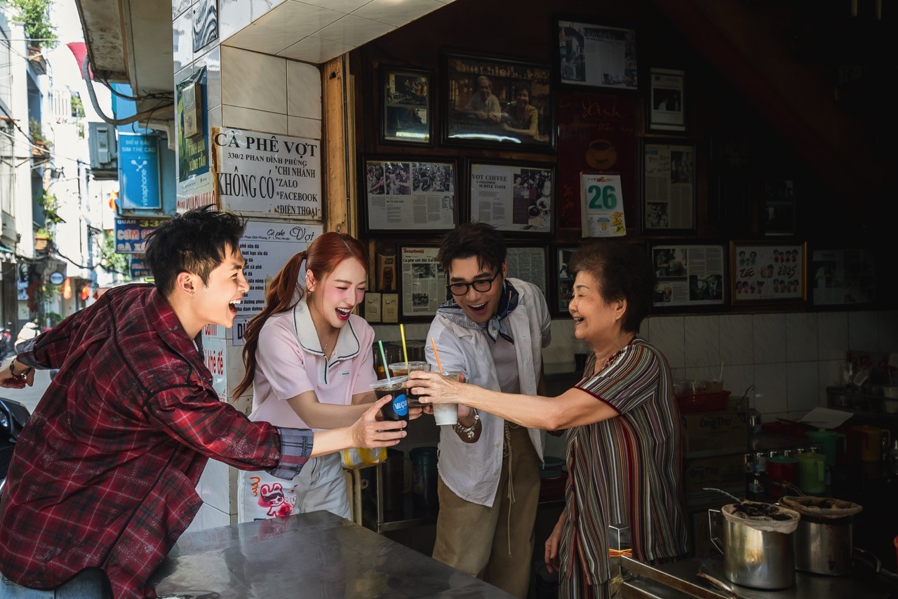 'Wow Ho Chi Minh City': Vợ chồng Puka - Gin Tuấn Kiệt tự tay pha cà phê vợt 80 năm tuổi, đi tàu Metro trải nghiệm lễ hội ẩm thực
